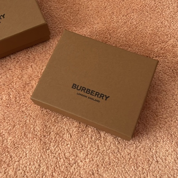 (4) Burberry boxes brand 2 sizes 100% Authentic - Picture 3 of 14